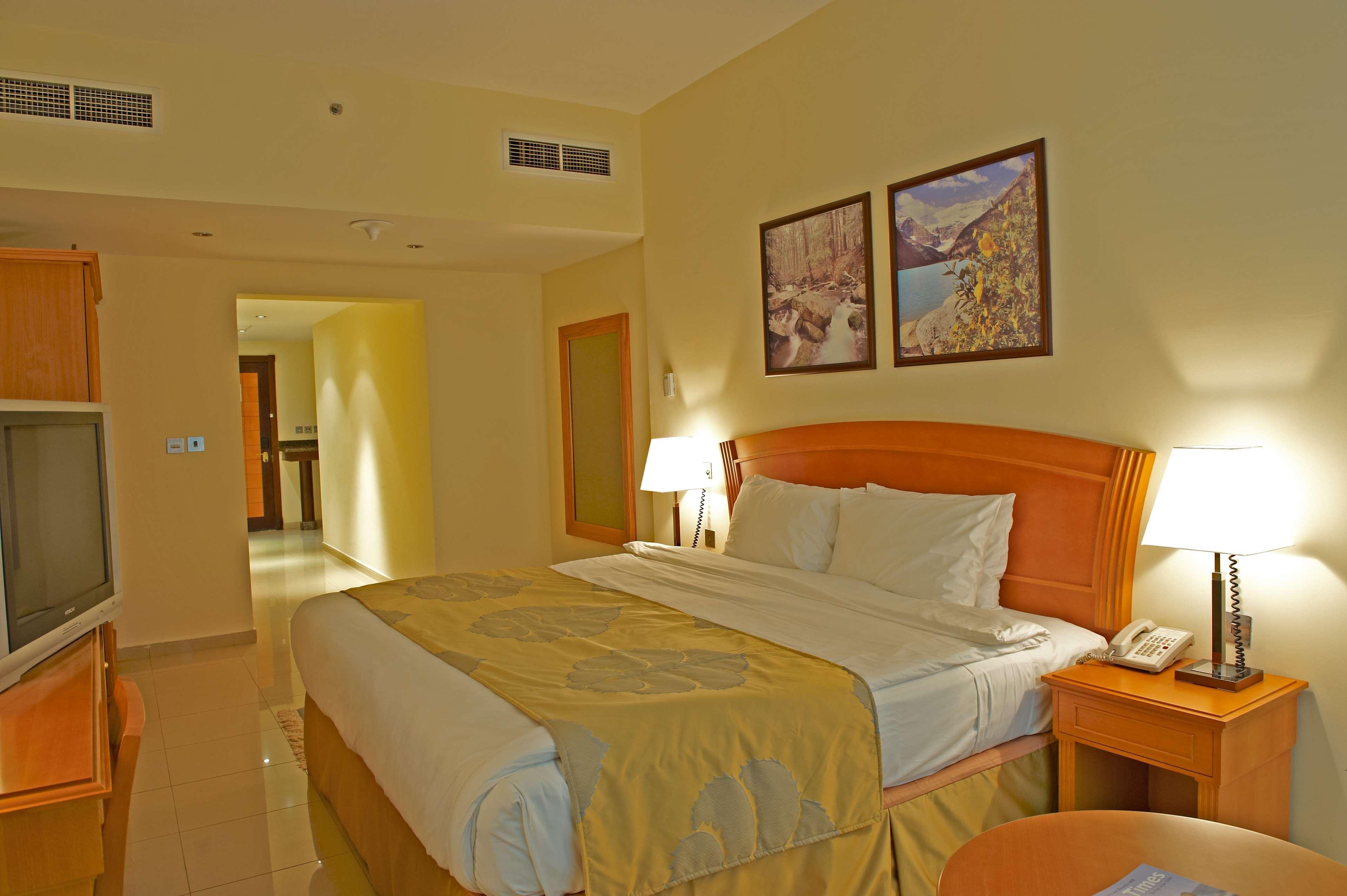 Golden Tulip Sharjah Aparthotel Εξωτερικό φωτογραφία