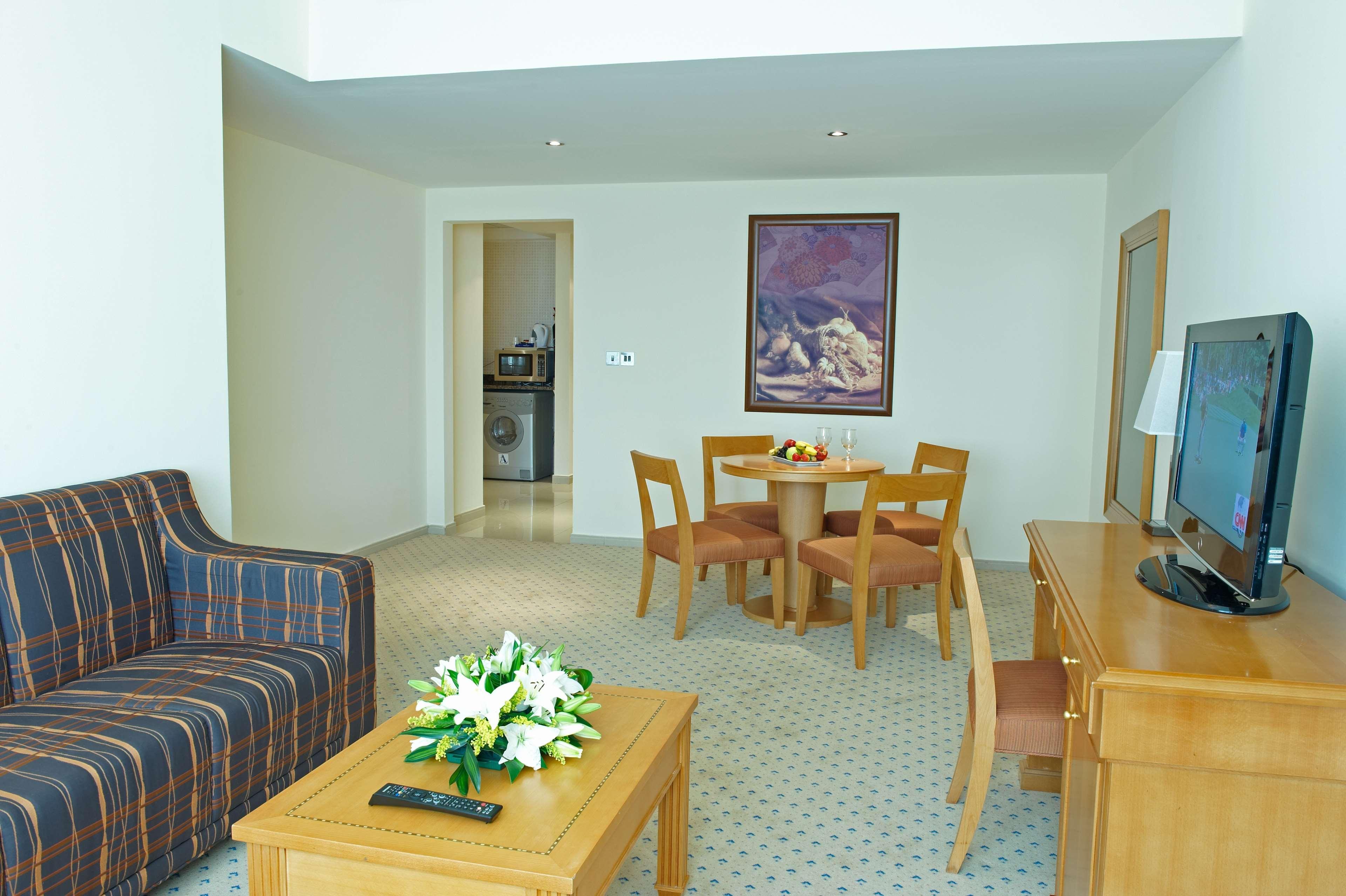 Golden Tulip Sharjah Aparthotel Εξωτερικό φωτογραφία