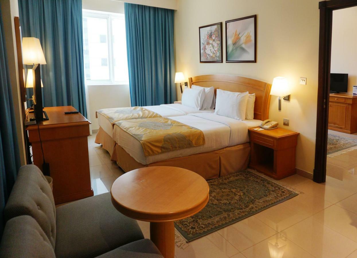 Golden Tulip Sharjah Aparthotel Εξωτερικό φωτογραφία