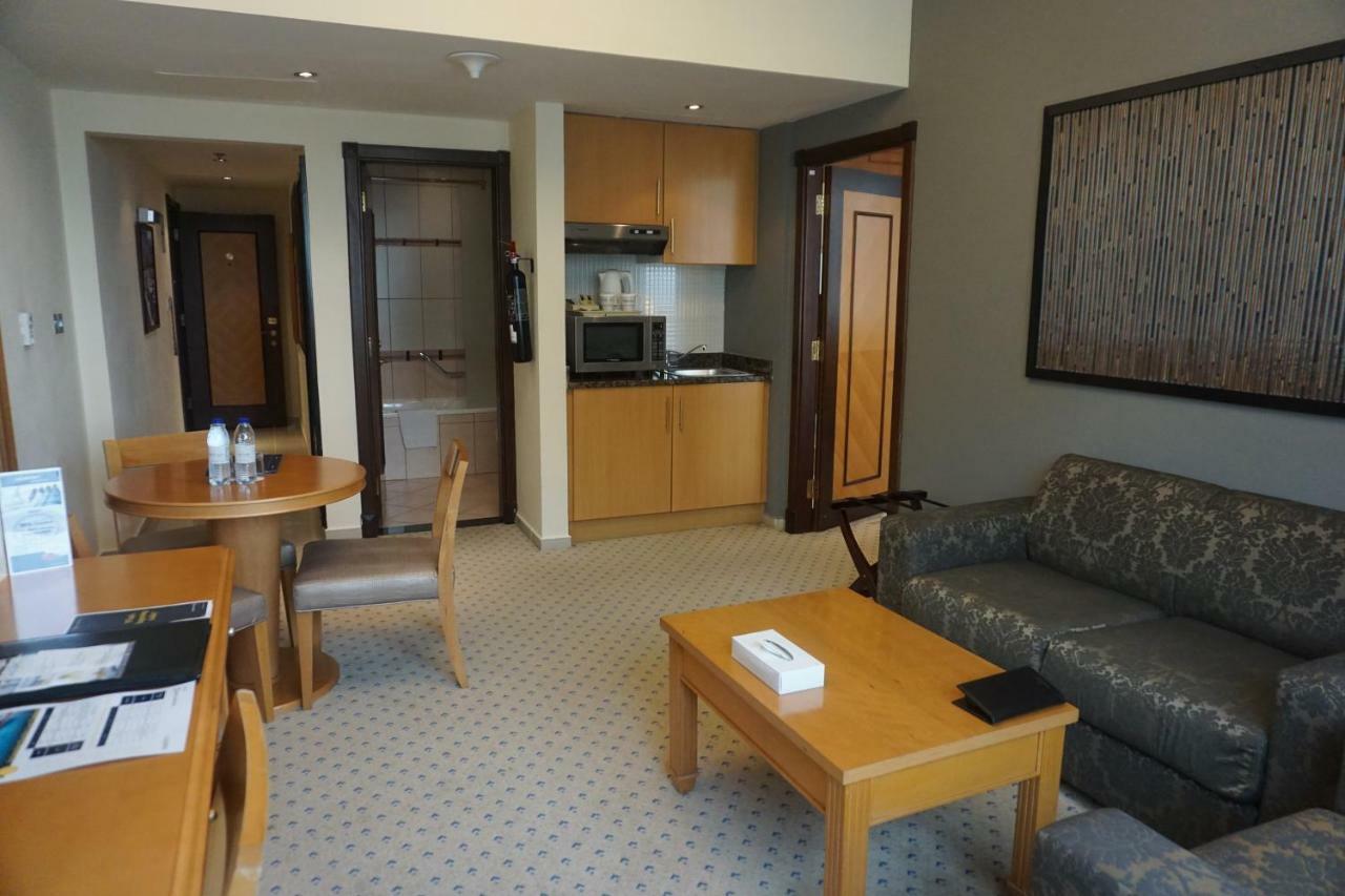 Golden Tulip Sharjah Aparthotel Εξωτερικό φωτογραφία