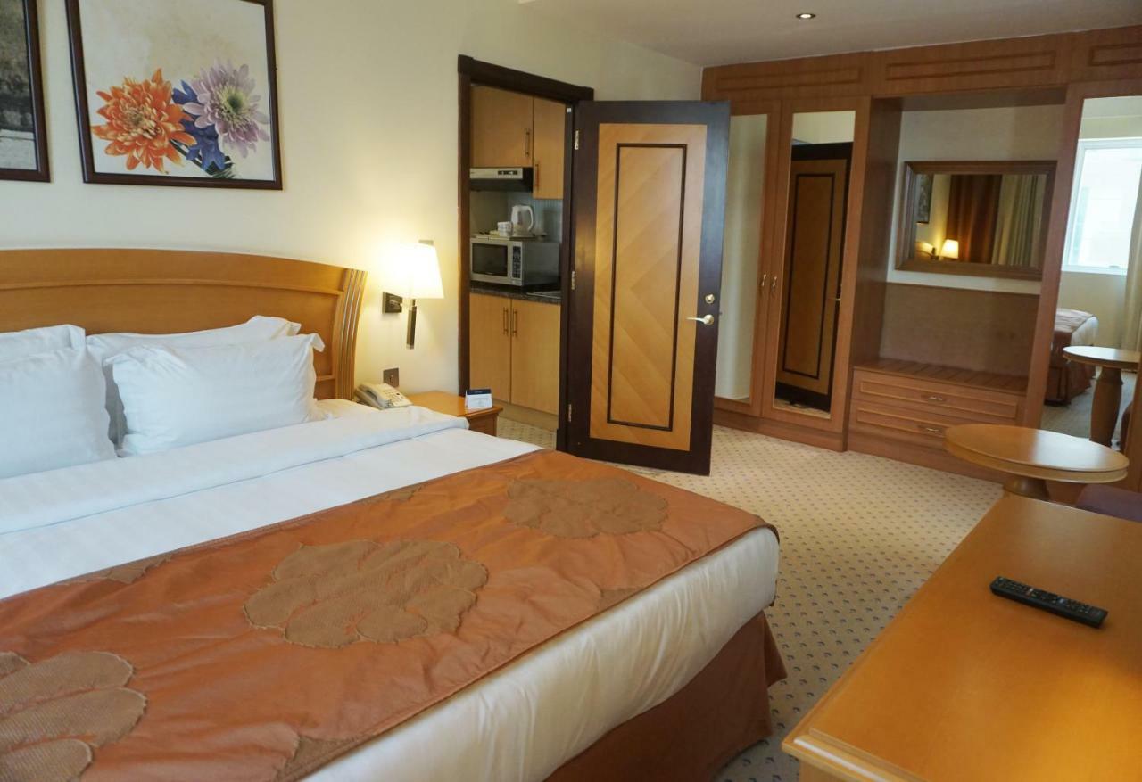 Golden Tulip Sharjah Aparthotel Εξωτερικό φωτογραφία