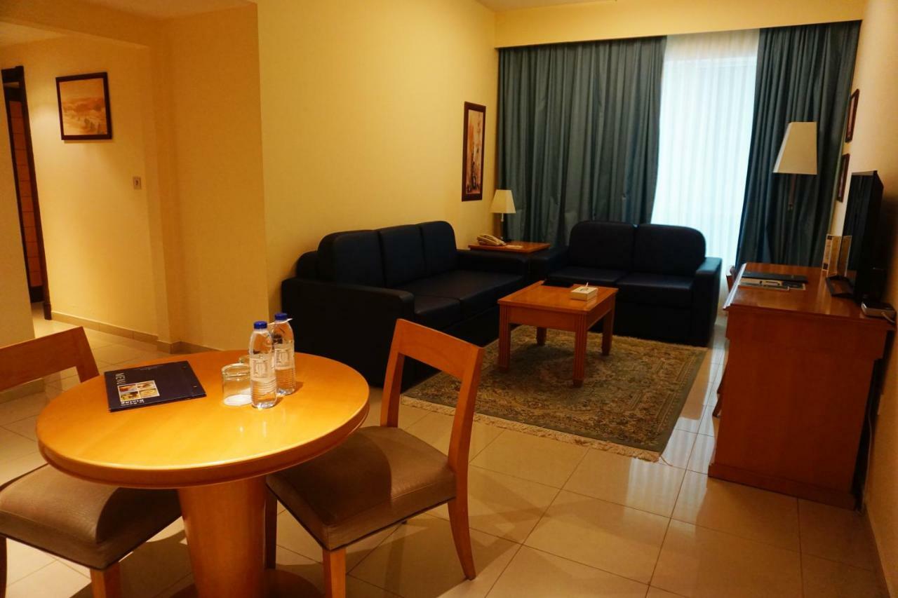 Golden Tulip Sharjah Aparthotel Εξωτερικό φωτογραφία