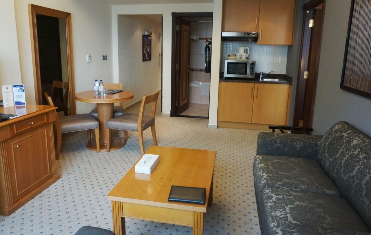 Golden Tulip Sharjah Aparthotel Εξωτερικό φωτογραφία