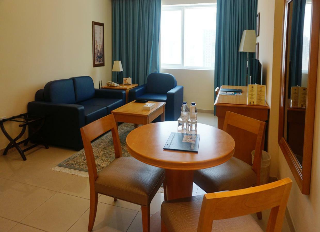 Golden Tulip Sharjah Aparthotel Εξωτερικό φωτογραφία