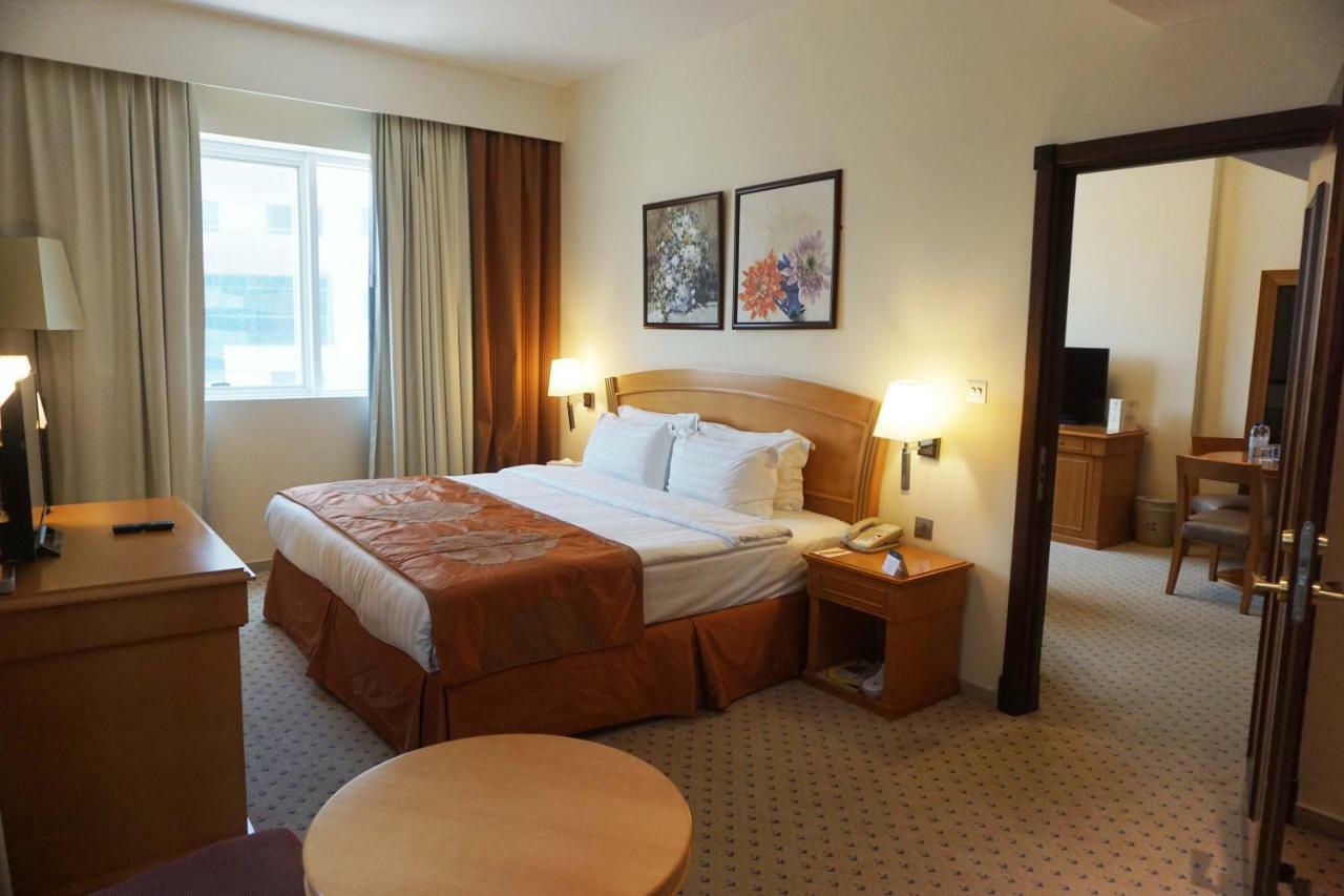 Golden Tulip Sharjah Aparthotel Εξωτερικό φωτογραφία